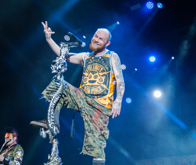 five-finger-death-punch-mitsubishi-electric-halle-november-2015-s-fleischer-150