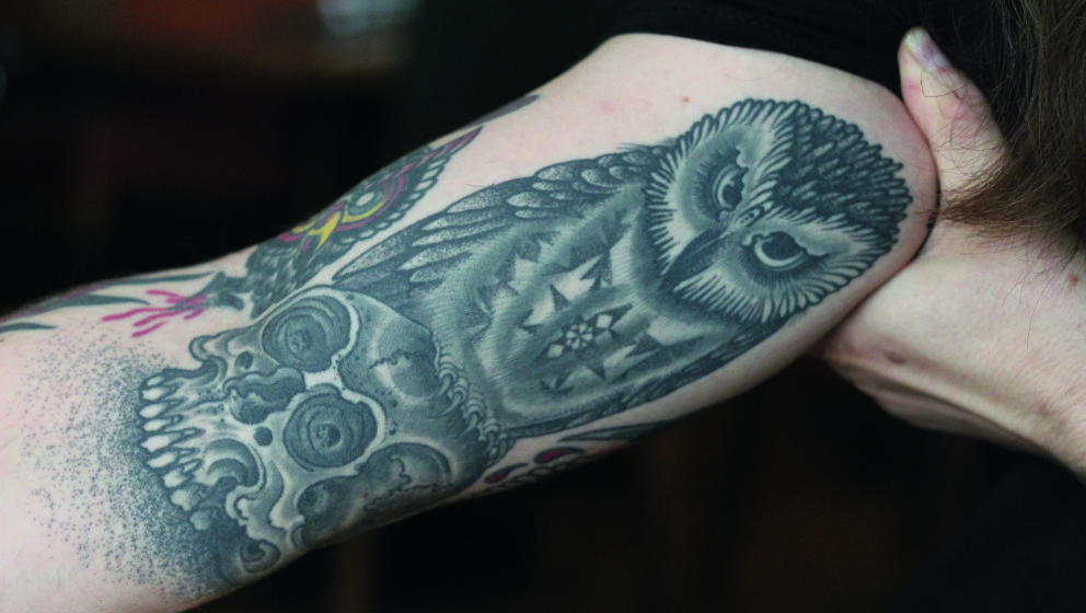 Die Eule auf dem Schädel hat für Erlend eine wichtige Bedeutung. Dieses Tattoo hat er sich stechen lassen, als das erste...