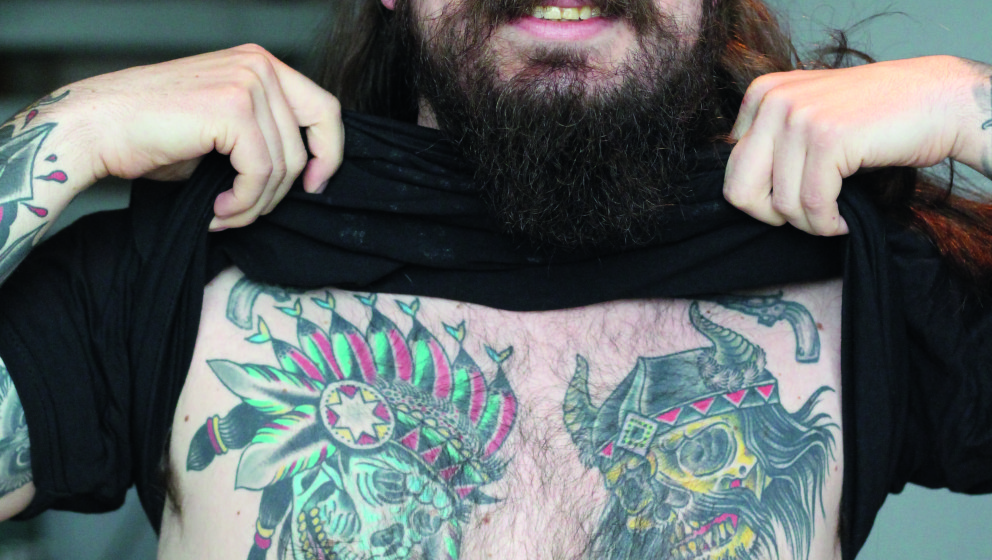 Die heftigen Schmerzen waren es wert: Heute will Erlend Hjelvik die gegenüberliegenden Köpfe des Indianers und des Wikin...