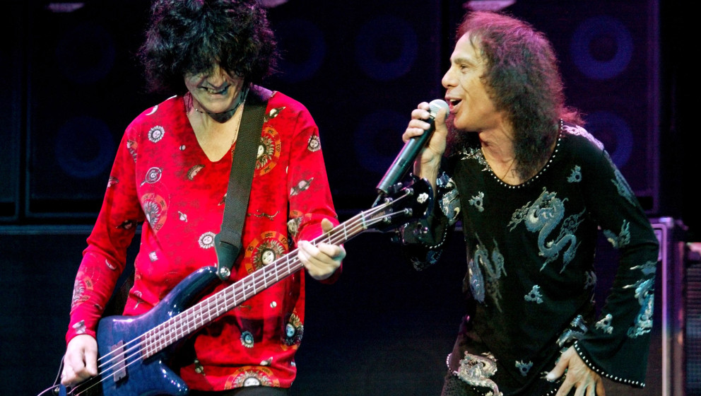 Bassist Jimmy Bain (L) und Sänger Ronnie James Dio am 31.05.2002 bei einem Dio-Konzert in Las Vegas, Nevada.