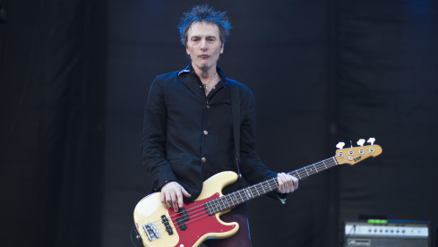 Tommy Stinson bei einem Auftritt mit The Replacements, 2015.