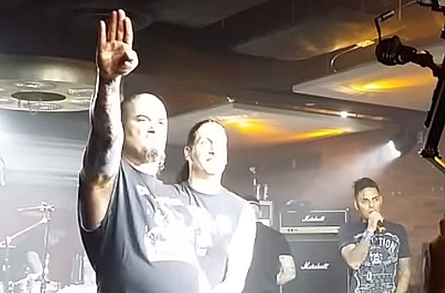 Phil Anselmo zeigt den Hitlergruß.