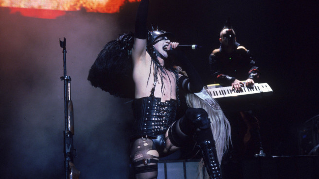Madonna Wayne Gacy und Marilyn Manson gemeinsam bei einem Live-Auftritt.