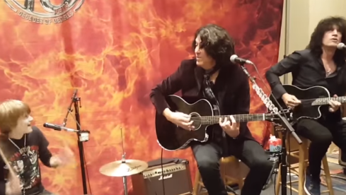 Kiss und Logan Robot