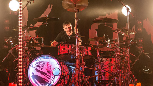 Ray Luzier mit Korn