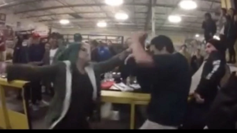 frau-versohlt-violent-dancer-hintern-schlagen