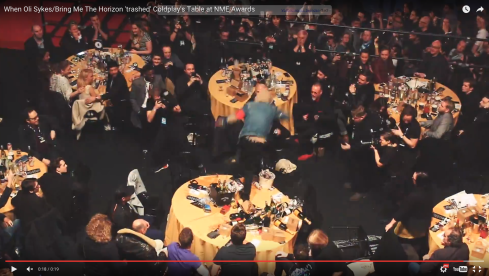 Oli Sykes macht den Coldplay-Tisch kaputt.