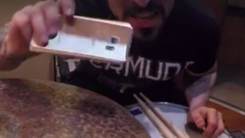 Voller Hass aber mit einem irrwitzigen Video: Michael Levine hat eine Botschaft für seinen Handy-Anbieter!