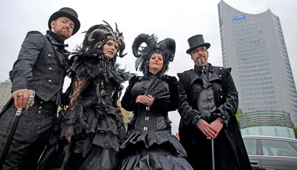 Tim aus Wesel (l-r), Elke aus Haltern sowie Tanja und Markus aus Siegen besuchen das Wave-Gotik-Treffen (WGT) am 14.05.2016 i