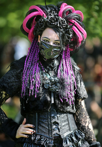 Cybergoth Cindy aus Moers, Besucherin des Wave-Gotik-Treffens (WGT), steht am 13.05.2016 im Clara-Zetkin-Park in Leipzig (Sac