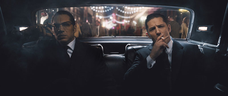 Ronnie Kray (Tom Hardy, links) und Reggie Kray (Tom Hardy, rechts)