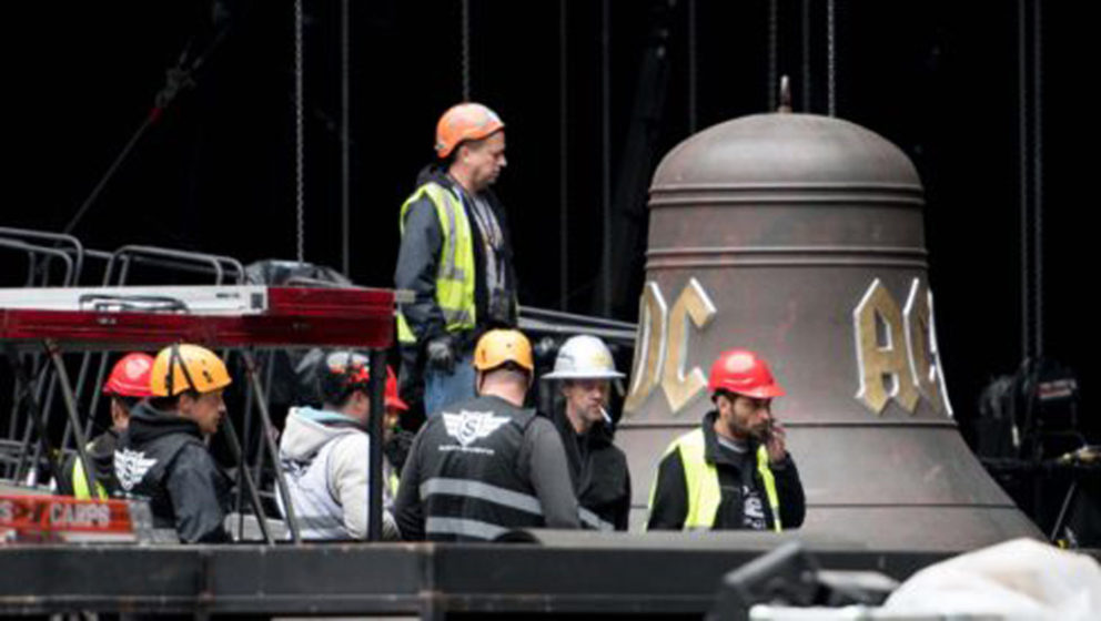 Techniker transportieren am 25.05.2016 in Hamburg im Volksparkstadion eine Glocke auf die B¸hne, auf der am 26.05.2016 die a
