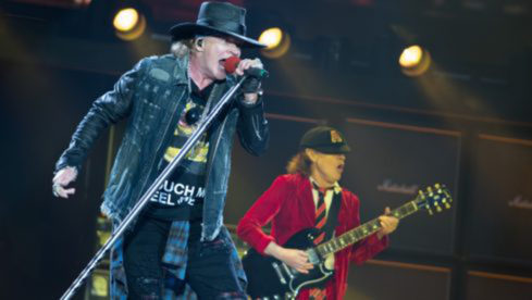 Axl Rose (l), Imterimssänger der australischen Band AC/DC, und Gitarrist Angus Young stehen am 26.05.2016 in Hamburg auf ...