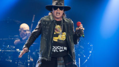 Axl Rose (l), Imterimssänger der australischen Band AC/DC, steht am 26.05.2016 in Hamburg auf der Bühne der Volksparkare...