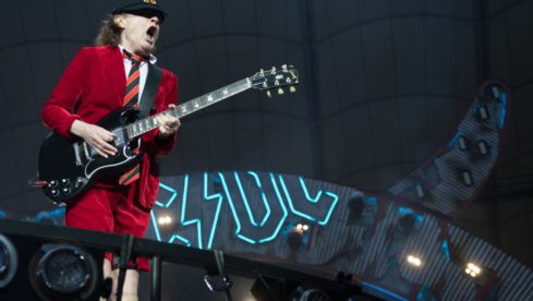Angus Young, Gitarrist der Band AC/DC, steht am 26.05.2016 in Hamburg auf der Bühne der Volksparkarena. Die Hard-Rocker spie