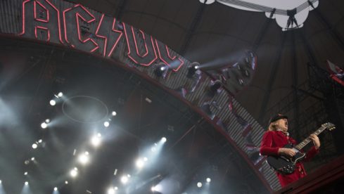 Angus Young, Gitarrist der Band AC/DC, steht am 26.05.2016 in Hamburg auf der Bühne der Volksparkarena. Die Hard-Rocker s...