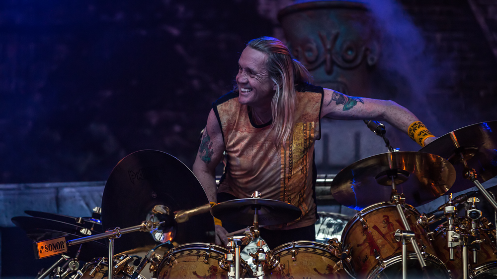 Iron Maiden-Drummer: "Wenn ich müde bin, spiele ich tendenziell schneller" - Metal Hammer