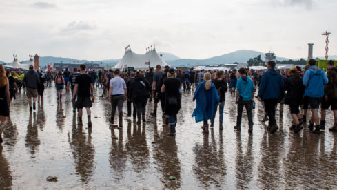 rock_am_ring_2016_unwetter_menschen_schlamm-8