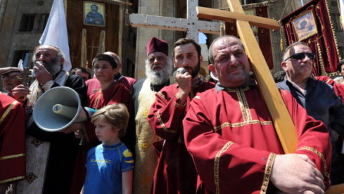 Orthodoxe Priester in Georgien protestieren gegen eine Veranstaltung der LGBT-Bewegung.