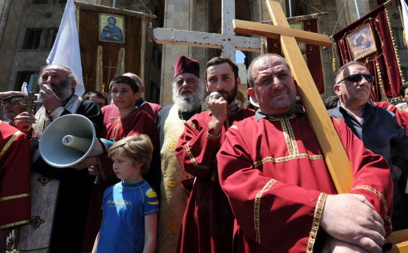 Orthodoxe Priester in Georgien protestieren gegen eine Veranstaltung der LGBT-Bewegung.
