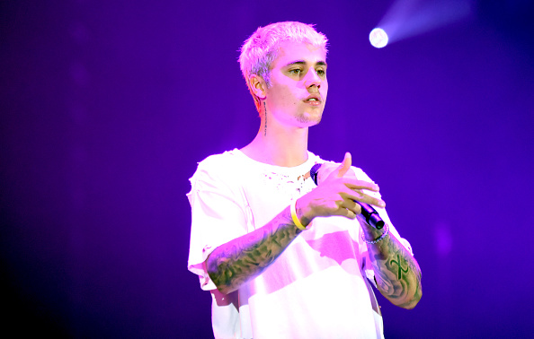 Justin Bieber ist unter die Designer gegangen und 'erfreut' uns jetzt mit Metal-Shirts.