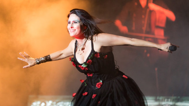 Within Temptation (hier live beim M'era Luna 2016) streamen ihr Konzert vom Resurrection Fest 2019