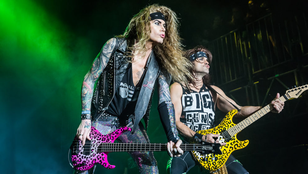 Lexxi Foxx (l.) und Satchel mit Steel Panther beim Summer Breeze 2016