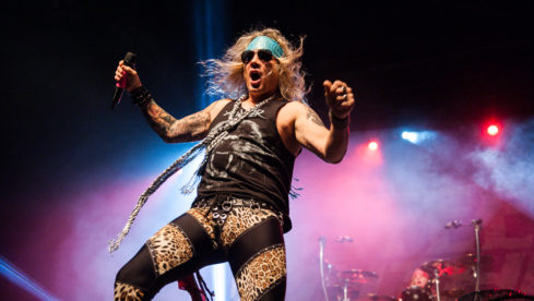 Steel Panther (hier Sänger Michael Starr) und Mötley Crüe zanken sich aktuell im Internetz