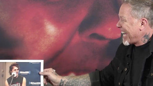 Stars in Metallica-Shirts: Da kann James Hetfield nur lachen.