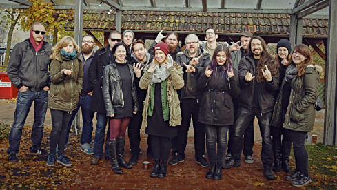 Morgens im Paradies, bestens gelaunt oder aus gutem Grund bebrillt: Das METAL HAMMER-Team zwischen harter Feierei und Arbeit (oder andersherum?)