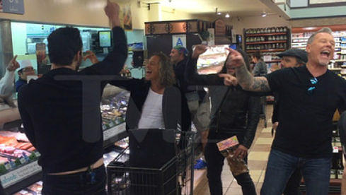 Metallica singen ‘Enter Sandman’ an der Wursttheke