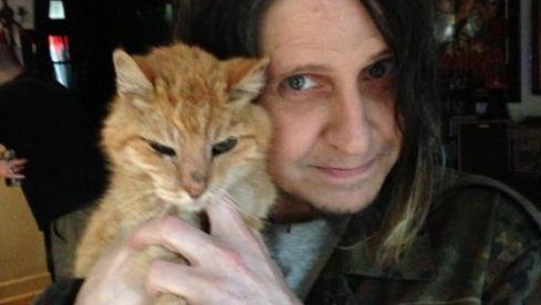 Eyehategod-Frontmann mit Familien-Katze.