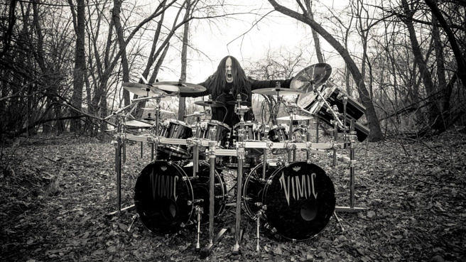 Joey Jordison hinter seinem Vimic-Drumkit