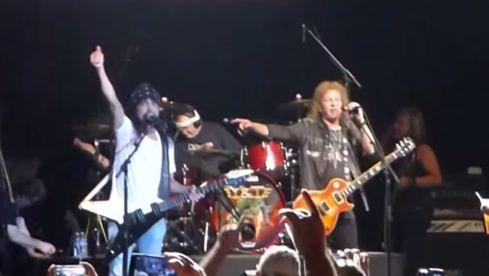 Joey Alves (l.) mit Y&T, April 2016