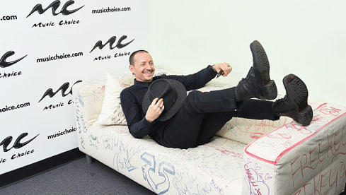 Chester Bennington von Linkin Park macht es sich im Pop bequem.