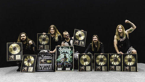 Sabaton zeigen stolz ihre Erfolge!