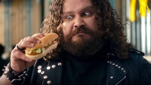 In ihren Werbeclips versuchen Lidl und McDonald's ihre Produkte derzeit mit Metal-Musik an den Mann zu bringen.