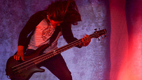 Tye Trujillo rockt live mit Korn.