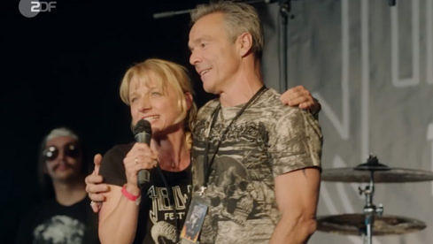 Christina Große als Landwirtin "Caro Leonard" und Hannes Jaenicke als Metal-Festival-Veranstalter "Mike Berger".