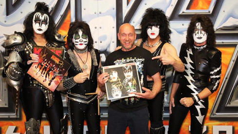 Kiss_Charity_Dynasty_2