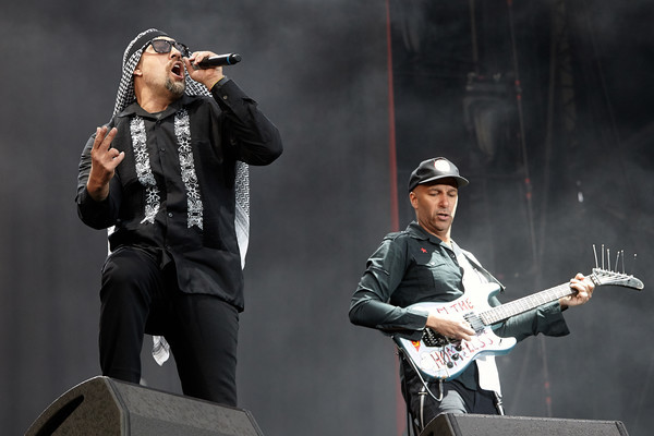 Sänger B-Real und Gitarrist Tom Morello (r) treten am 04.06.2017 mit der Band Prophets of Rage beim Musikfestival 'Rock am R