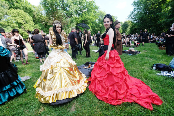 Teilnehmer des Wave-Gotik-Treffens (WGT) stehen am 02.06.2017 beim Viktorianischen Picknick im Clara-Zetkin-Park in Leipzig (