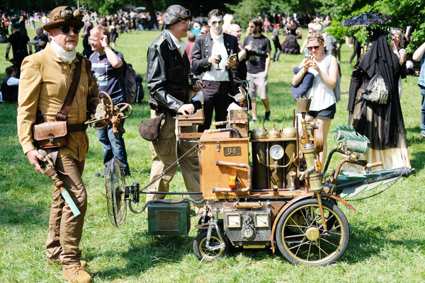 Teilnehmer des Wave-Gotik-Treffens (WGT) stehen und gehen am 02.06.2017 beim Viktorianischen Picknick im Clara-Zetkin-Park in