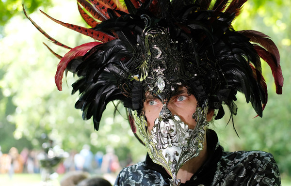 Ein Teilnehmer des Wave-Gotik-Treffens (WGT) steht am 02.06.2017 beim Viktorianischen Picknick im Clara-Zetkin-Park in Leipzi