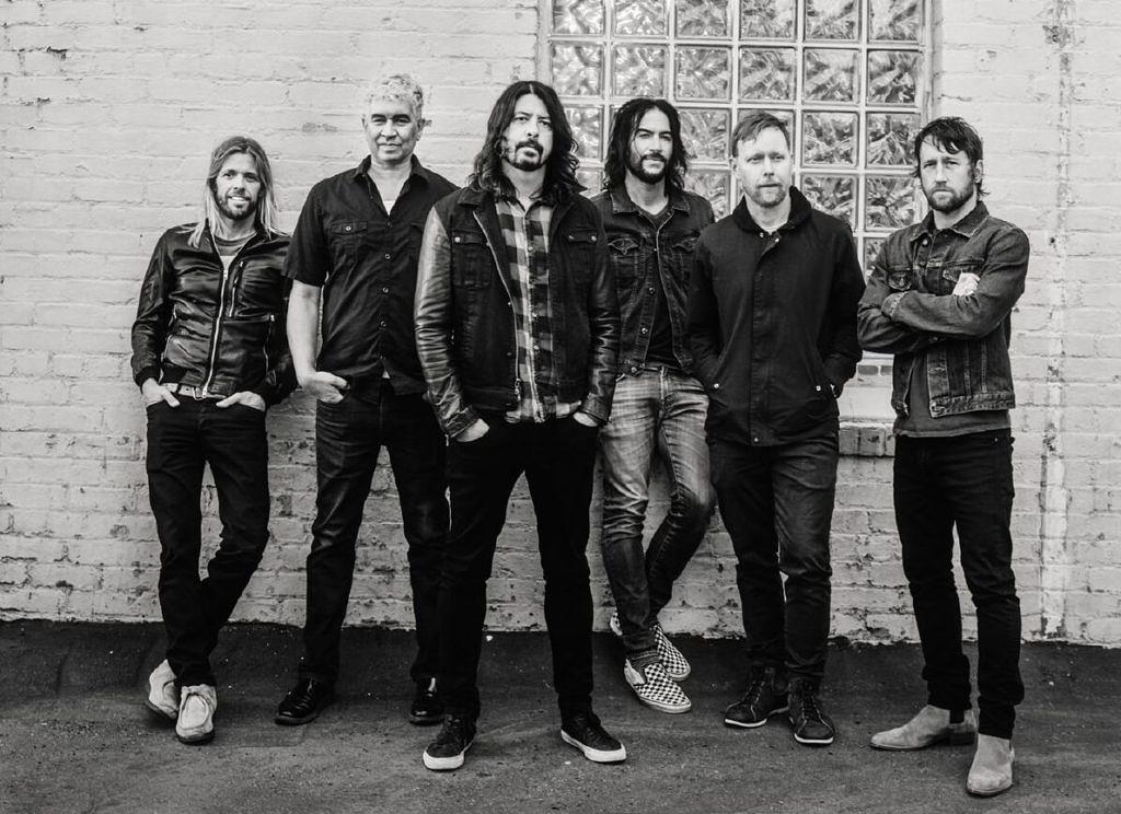 Foo Fighters-Drummer Taylor Hawkins (l.) vertreibt sich die Zeit mit anderen Musikern...