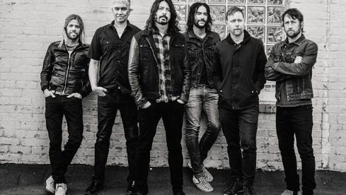 Foo Fighters-Drummer Taylor Hawkins (l.) vertreibt sich die Zeit mit anderen Musikern...