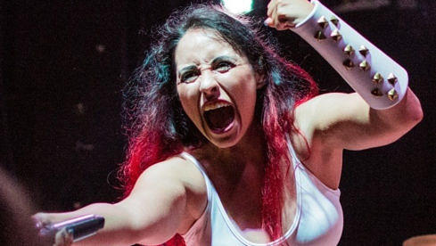 Womanowar-Sängerin Erica Madams (Nina Osegueda)