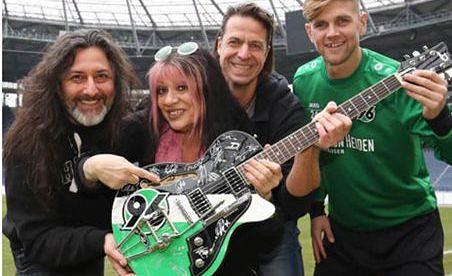 Präsentieren die zu versteigerende Duesenberg: Ossy Pfeifer (Stadionsänger), Anca Graterol (Stadionsängerin), Ingo Renn...