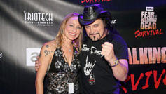 Der frühere Metal Church-Trommler Stet Howland (r.) mit Heidi Morrissey bei der Eröffnung der "Fear The Walking Dead Survival Attraction" am 29. August 2017 in Las Vegas