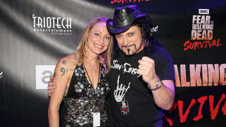 Der frühere Metal Church-Trommler Stet Howland (r.) mit Heidi Morrissey bei der Eröffnung der "Fear The Walking Dead Survival Attraction" am 29. August 2017 in Las Vegas